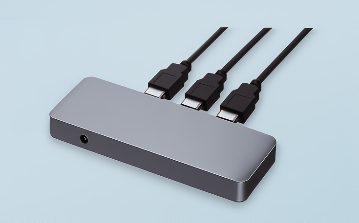 ドッキングステーションに3つのケーブルが接続されている様子